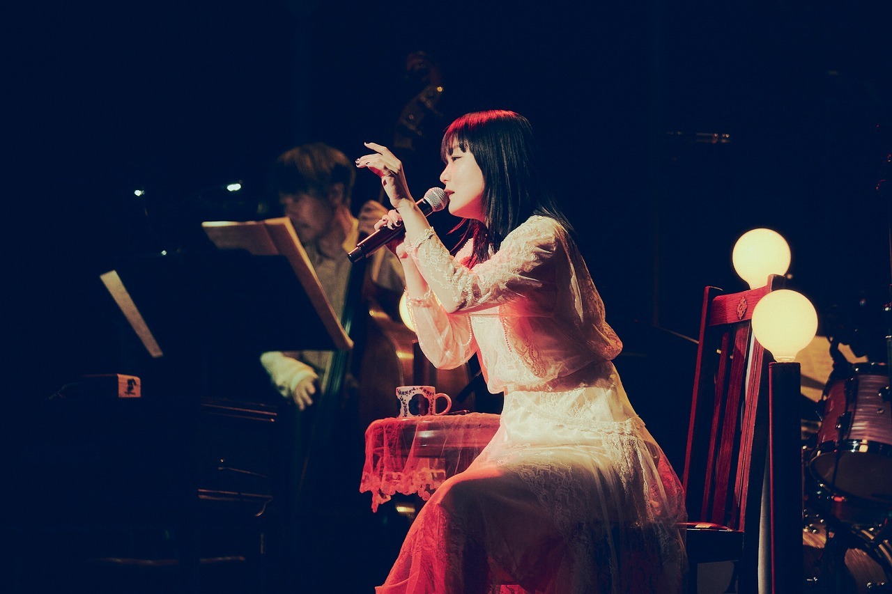 吉澤嘉代子　MCなし、80分間の演劇的音楽体験、プライベートな世界観を表現したアルバム『幽霊家族』の世界へ誘ったツアー東京公演を振り返る