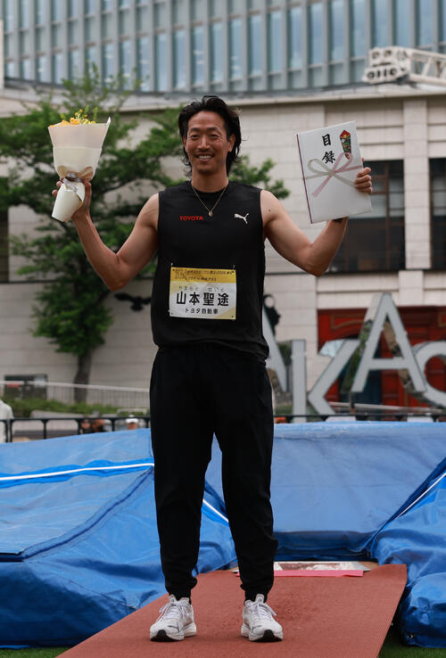【陸上】赤坂ビル群で「ストリートボウタカ」優勝の山本聖途「人間が空を飛べる夢」ファンに披露