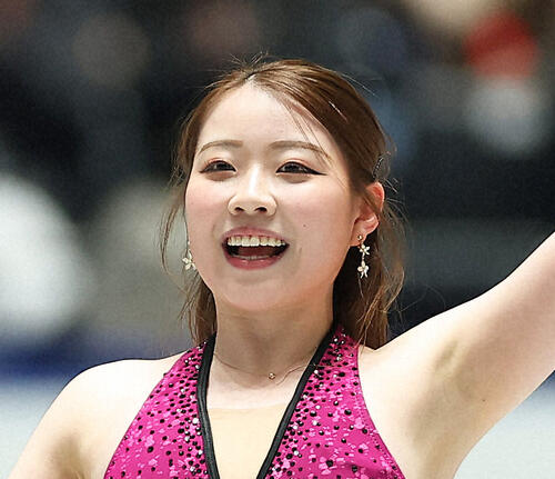 【フィギュア】「美脚！」紀平梨花、ミニワンピ＆タイツのシックな装いで生け花鑑賞