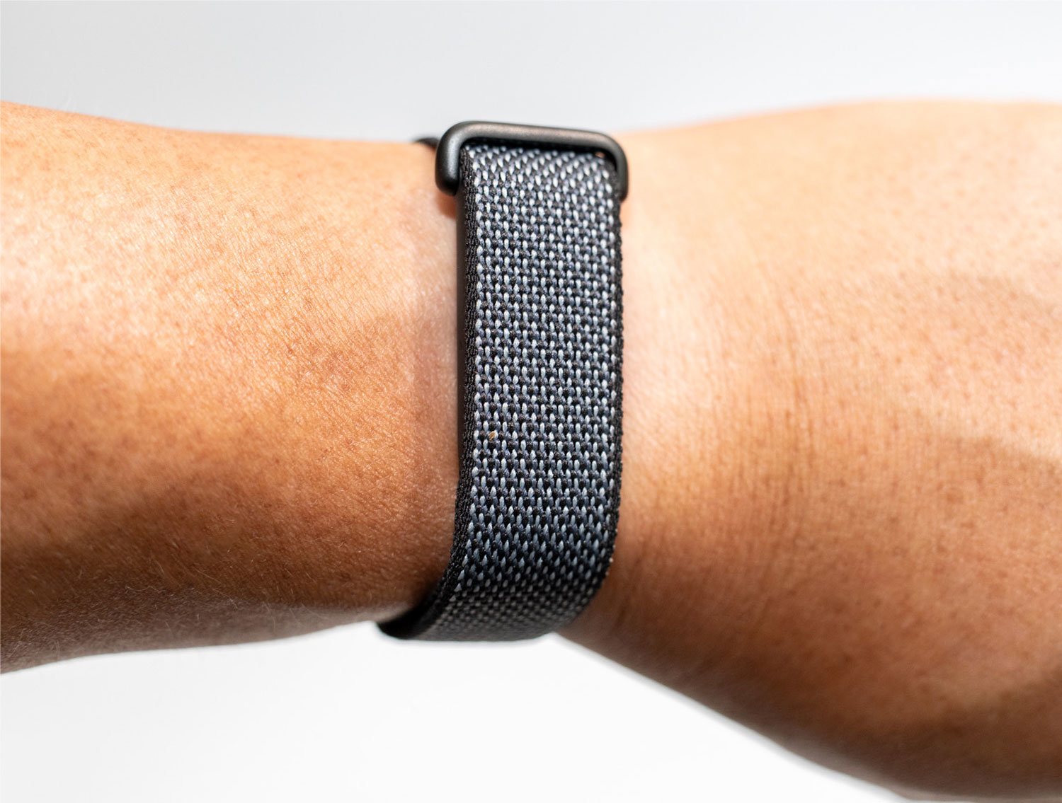 [ITmedia PC USER] スマートウォッチとの“2台持ち”がはかどる！　約12gで画面レスの「Google Fitbit Air」とパーソナルAIコーチの実力を試す