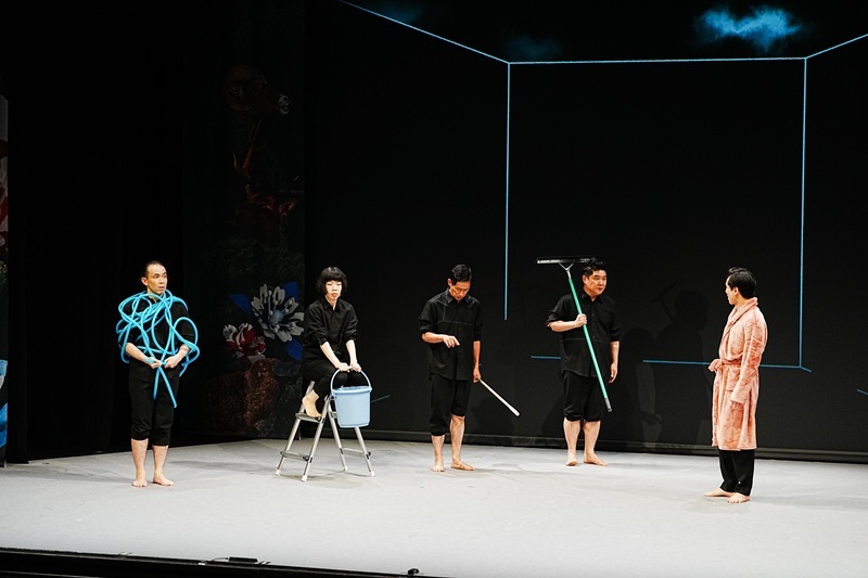 小林賢太郎「痛快なプレッシャーを楽しみながらつくりました」～パルコと初タッグを組んだ、ル・コント『この世界に１９文字の文章など存在しない』が開幕