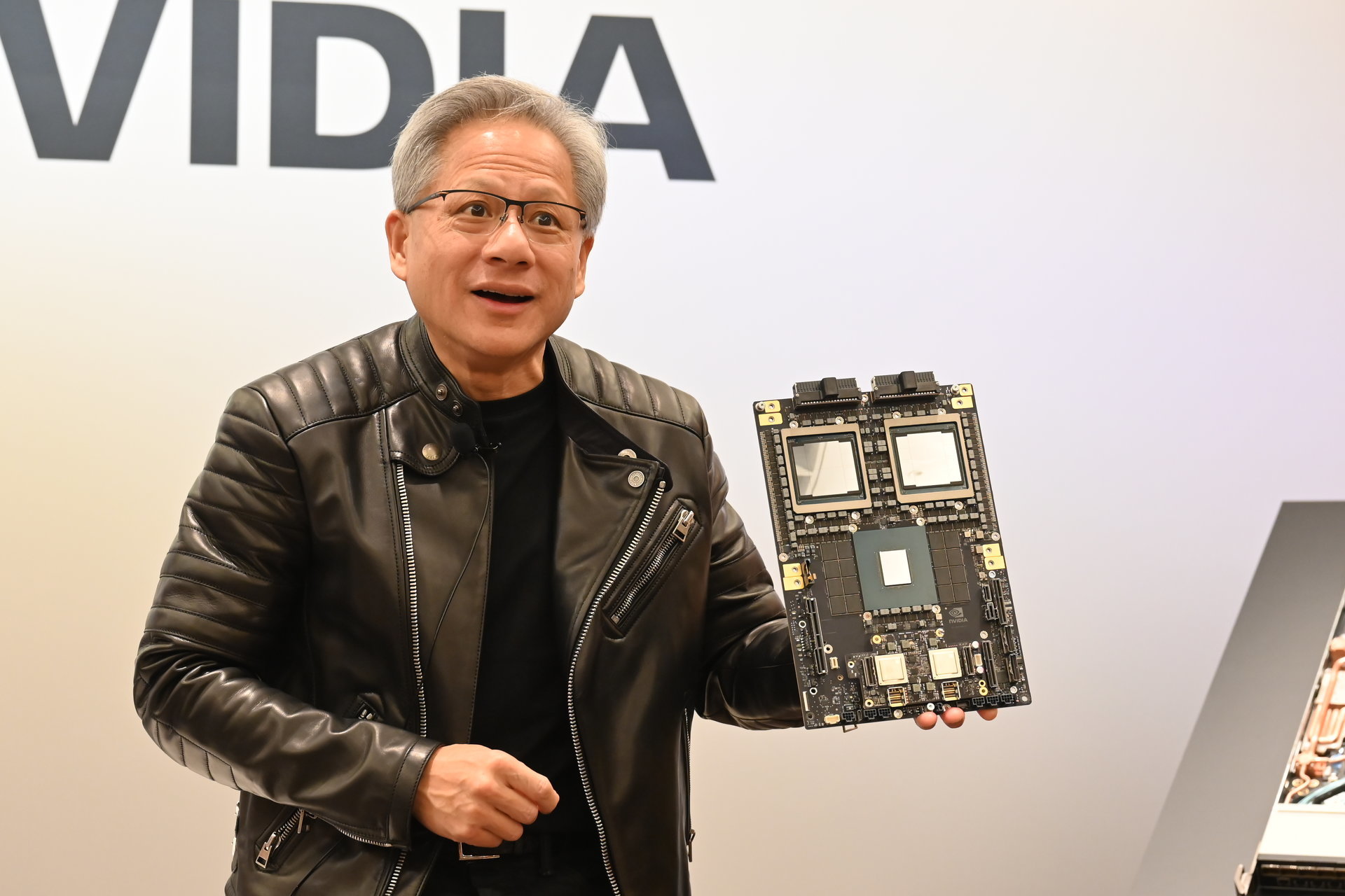 [ITmedia ビジネスオンライン] 生成AI「第3の波」とは？　NVIDIAトップが説く“パーソナルAIコンピューター”が変える組織の形