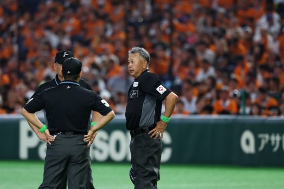 巨人戦で異例の珍事 ボールボーイがインプレーの球を拾い騒然