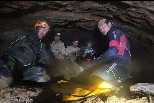 ラオスで増水した洞窟に地元男性7人が閉じ込められる 5人が生還