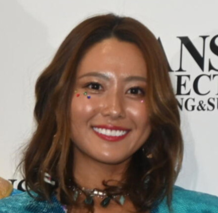 「身体も美しさも整いましたね」プロボディボーダー白波瀬海来が黒のミニワンピ姿で「サ活」