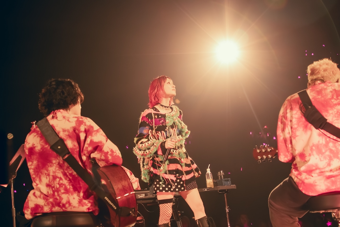 LiSA、ソロデビュー15周年を記念したアリーナツアーファイナル公演にミニオンズがサプライズ登場　10月から全国ホールツアーの開催が決定