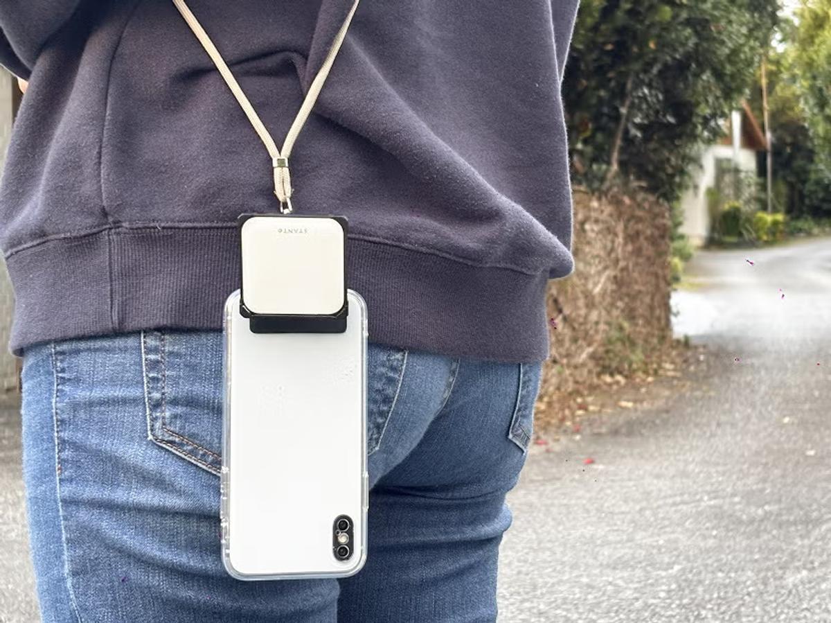 スマホを「握る」から「支える」へ。姿勢まで変わるスマホスタンド「SYANTO Stand Base」