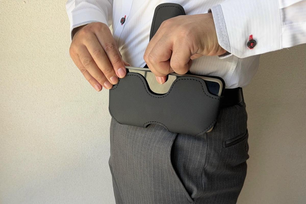 腰に差すだけ。手ぶらでスマホを持ち歩くホルダー「Smart Gear MAX」