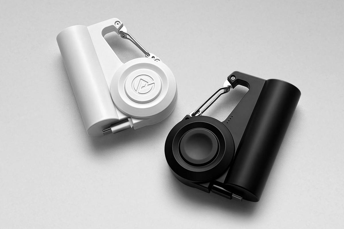 Apple Watchの充電器は家に置きっぱなしでOK。全部まとめてバッグに装着しておけるから