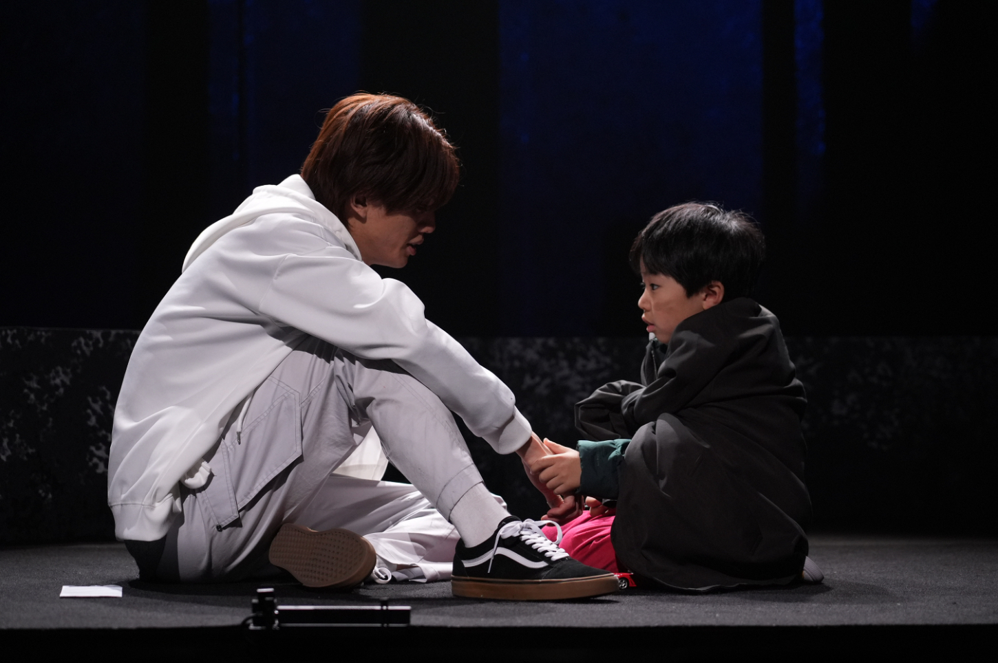 高橋怜也・波岡一喜らによる舞台『逃亡者は北へ向かう』が東京芸術劇場シアターウエストで開幕（コメントあり）