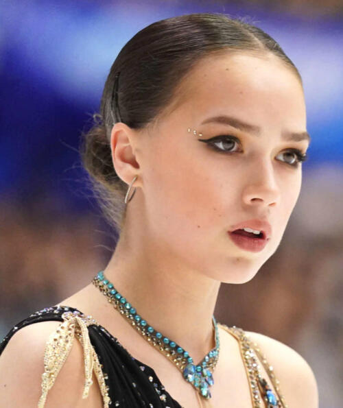 五輪金メダリストのザギトワが大胆ミニで街歩き、美脚際立つ姿に「綺麗で素敵」と絶賛の声