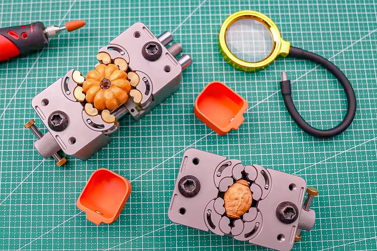 掴む形に万力のほうが合わせてくれる。複雑な形もOKだから工作や3Dプリントが捗りそう
