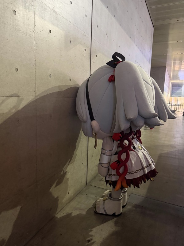 『鳴潮』2周年オフラインイベントでも“着ぐるみツバキ”が大暴れ―ファンのぬいぐるみをハンマーで吹き飛ばし紛失させるも、無事見つかる