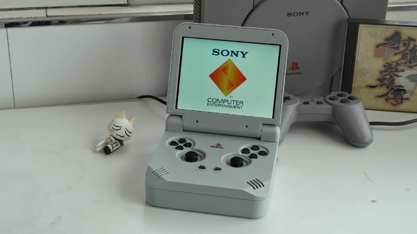 初代PSを折り畳み式携帯ゲーム機に改造！ゲームボーイアドバンスSP風に生まれ変わる