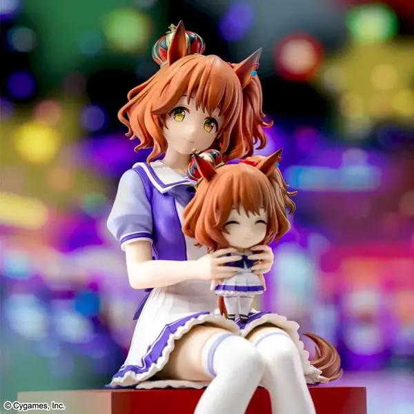 マーちゃん人形を抱えて座る姿が可愛い！『ウマ娘』より「アストンマーチャン」がプライズ展開
