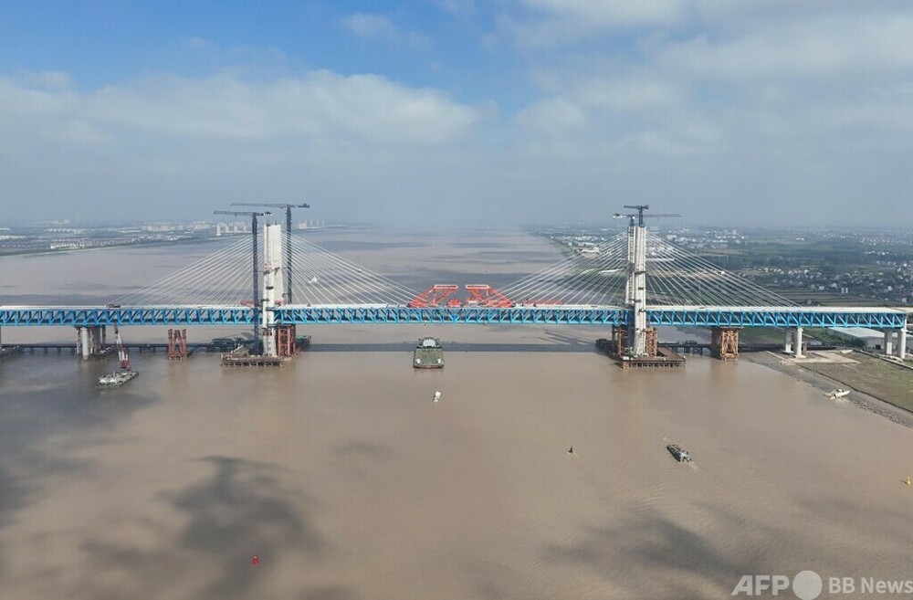中国東部 世界最大スパンの鉄道・道路併用バラストレス軌道斜張橋の主橋が接合
