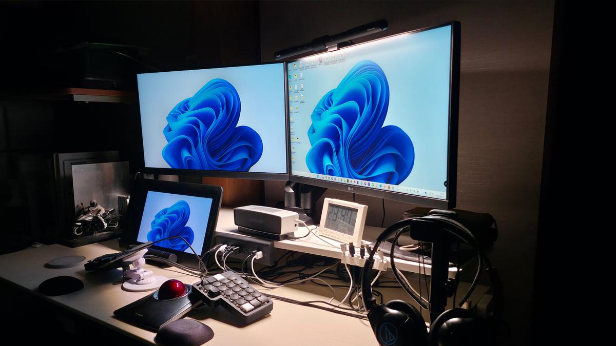 夜のPC作業がここまで快適になるとは。5千円以下のモニターライトに変えてから、目の疲れ方が変わった