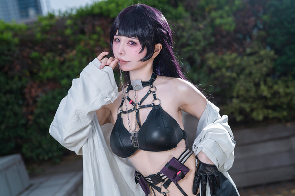 【コスプレ】艶っぽい表情でボンデージ衣装を着こなす美スタイル！ポージングが見事な『NIKKE』ミハラの美女レイヤー【写真9枚】