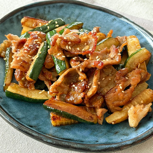 【ズッキーニ1本がペロリと消える…】味付け1つで簡単！ズッキーニと豚肉の焼肉だれ炒めレシピ