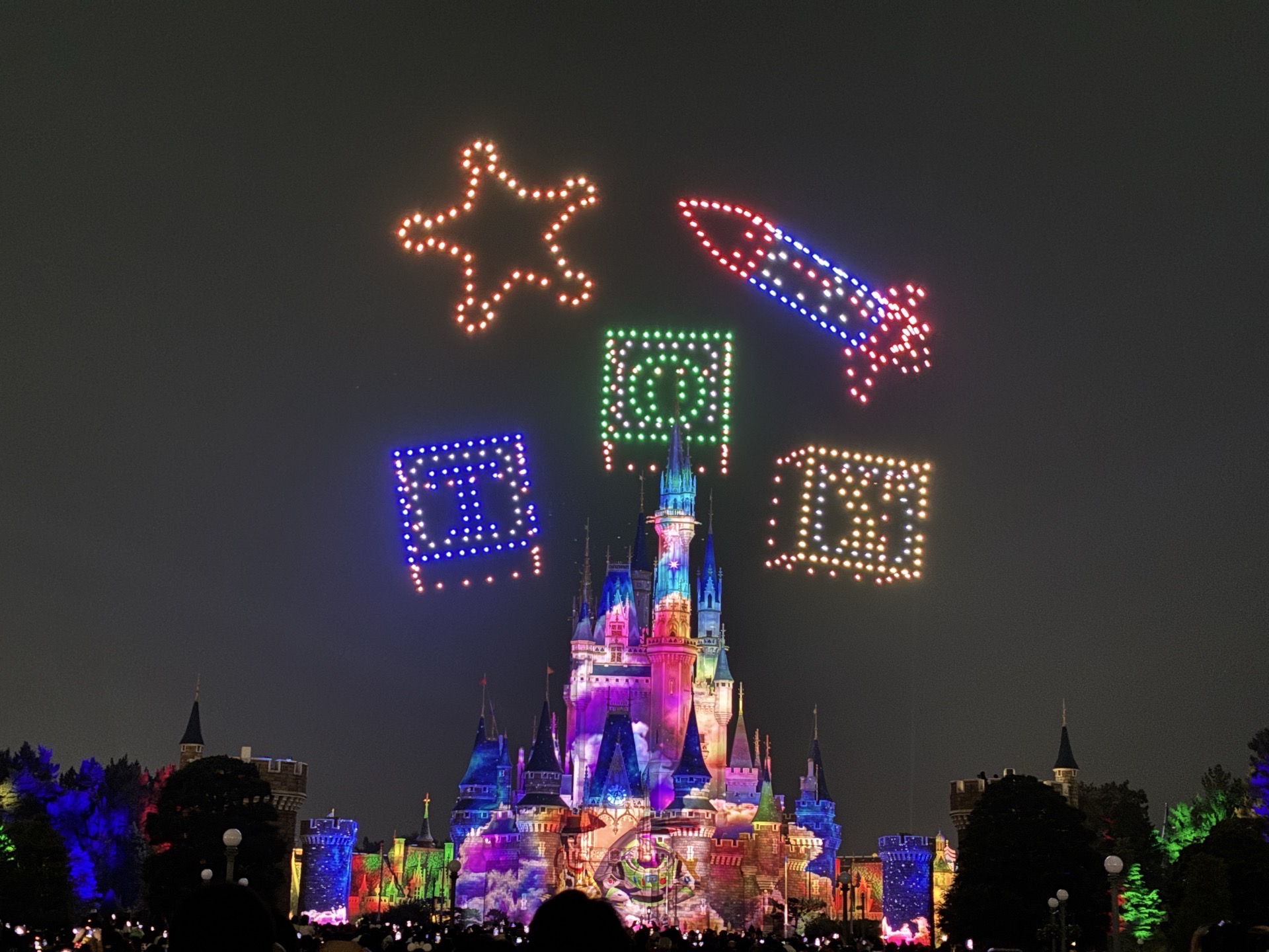 東京ディズニーランド、新ドローン演出でシンデレラ城がさらに豪華に輝く「Reach for the Stars: Everlasting Dreams」公開