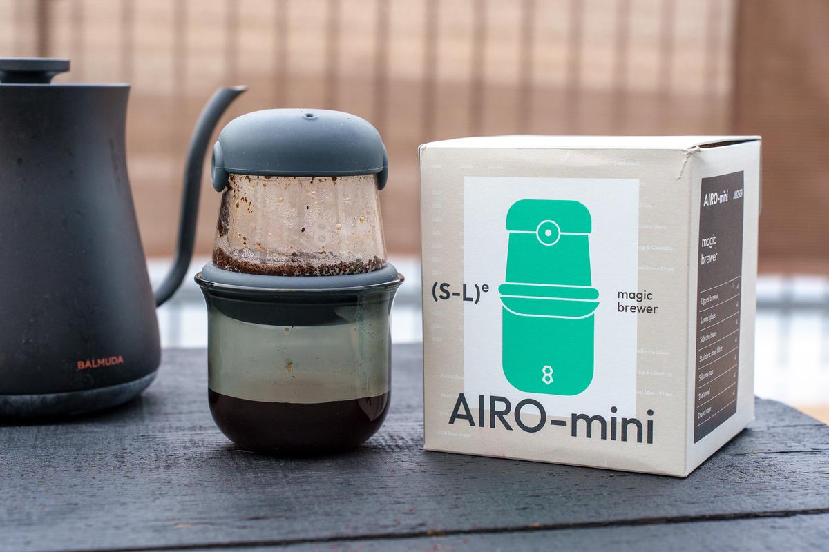 コーヒーもお茶も、これひとつで。手のひらサイズの抽出ポット「AIRO-mini BLACK」を使ってみた