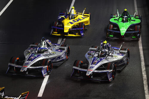 【フォーミュラE】デ・フリースが逃げ切りV、クラッシュでコース幅完全封鎖のアクシデントも