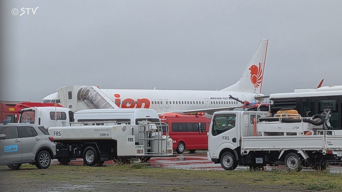 北海道・新千歳空港で駐機中の飛行機から出火 消火活動にあたる