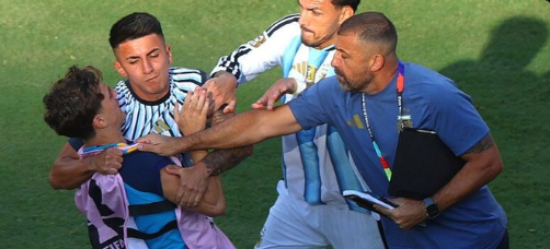 「Ｗ杯全大会から追放せよ！」決勝の大乱闘騒ぎからわずか数日…渦中のパレデスが公式戦出場に意欲と現地報道 「この上ない名誉だった」