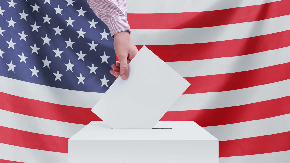 アメリカでは人種間の政治思想の違いが縮小した一方で教育水準による違いが拡大している