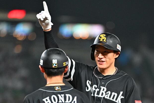 柳田悠岐が2夜連続の殊勲打、死球を受けても「生きてるんで大丈夫」と笑顔