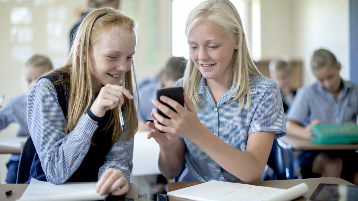 中学校でのスマホ禁止ルールは生徒の生活の質や健康状態を大幅に改善することはないとの研究結果