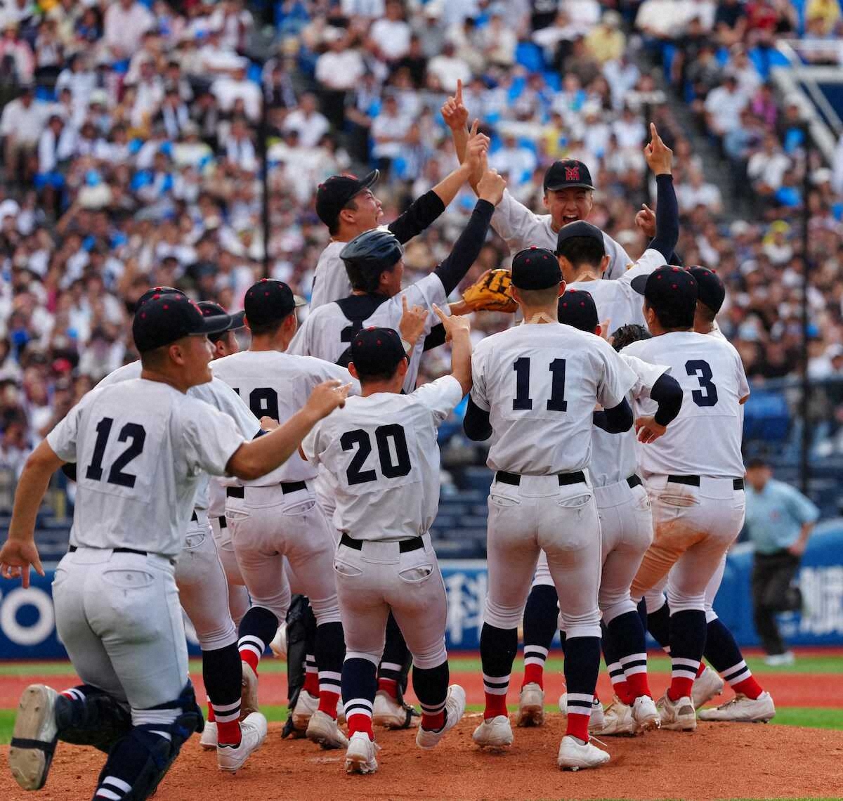 横浜が神奈川初の4季連続甲子園、エース織田が負傷をおして完投