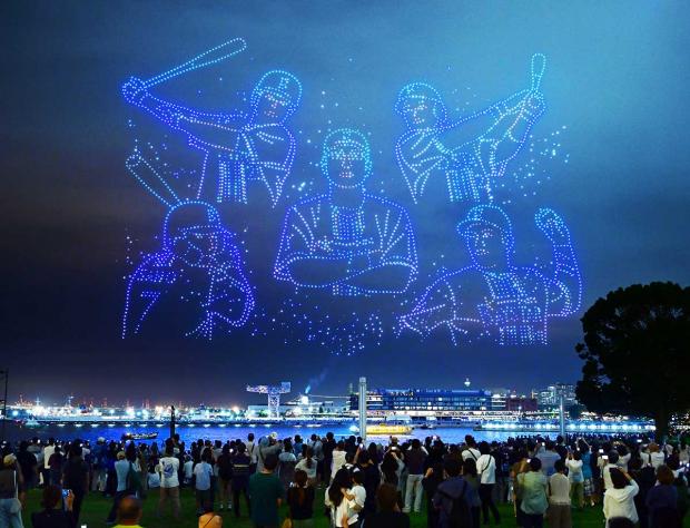 横浜DeNAが3500機のドローンで夜空に選手を描きギネスに挑戦