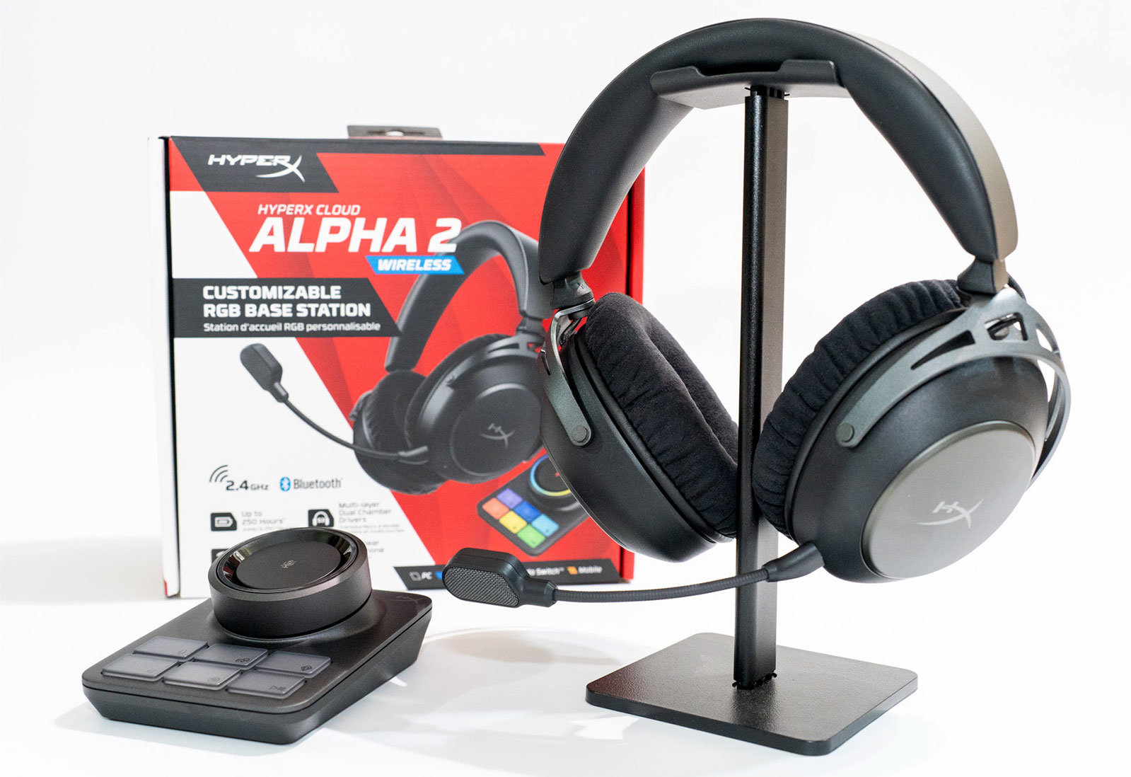[ITmedia PC USER] 2.4GHz＋Bluetooth同時接続＆最大250時間駆動で便利なRGBベースステーション付属！　「HyperX Cloud Alpha 2 Wireless」は価格に見合う価値があるか？