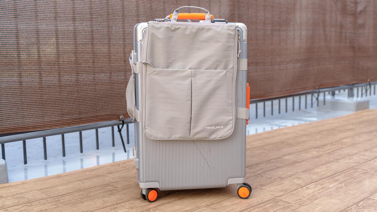 スーツケースの上の「あの荷物問題」を解決。立ったままPCも取り出せる3WAYバッグ「SwitchPack」