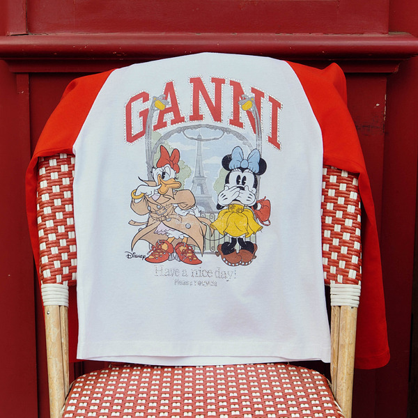 「ディズニー」×GANNIコラボ第3弾！ デイジーとミニーの大冒険を大胆にプリント♪ Tシャツやスウェット、アクセサリーがラインナップ