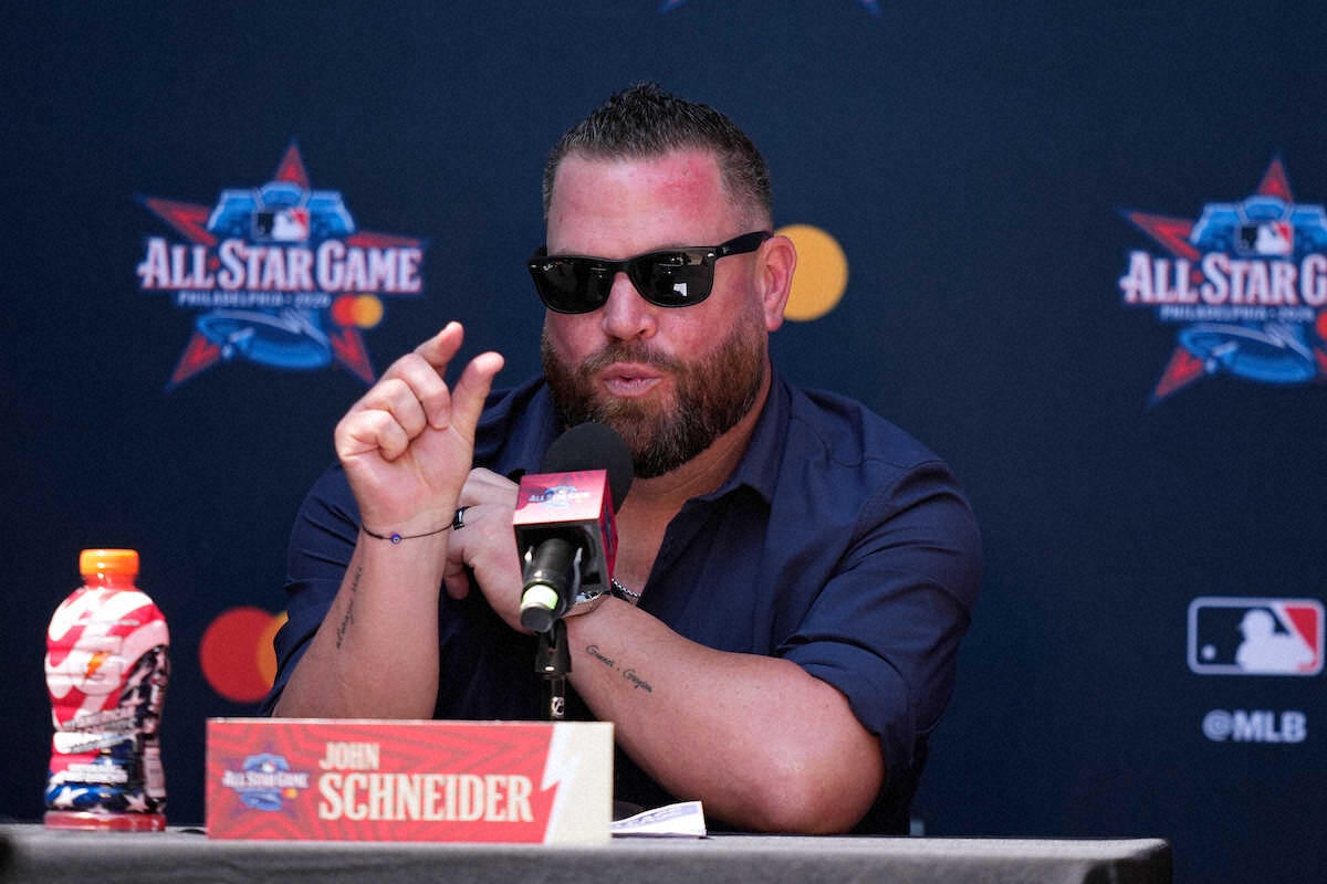 シュナイダー監督がメディアデーで9歳の愛息から質問を受け笑顔を見せる