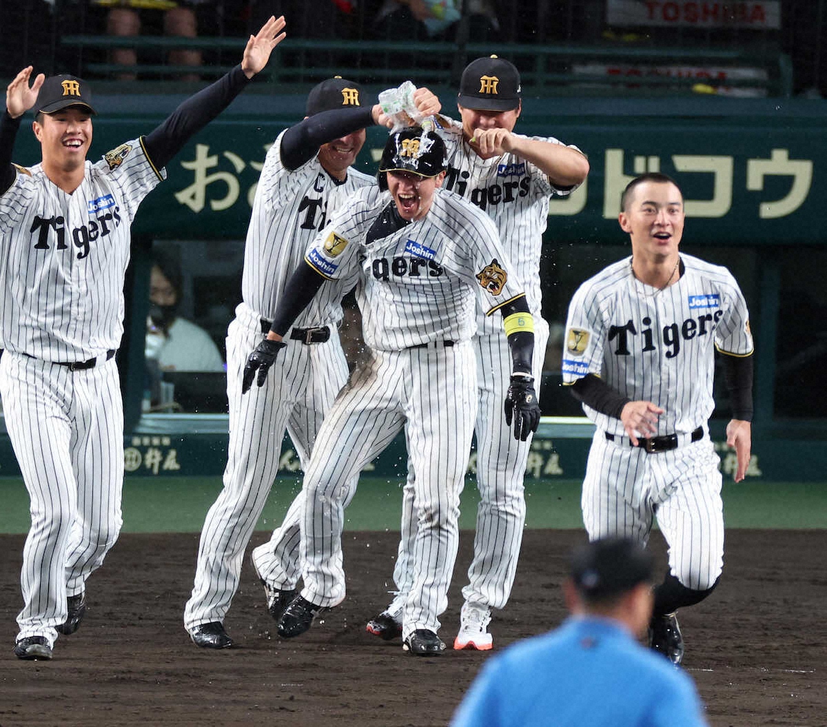 阪神 今季3度目のサヨナラ勝ち、近本光司が復帰後初安打で出塁して決勝生還