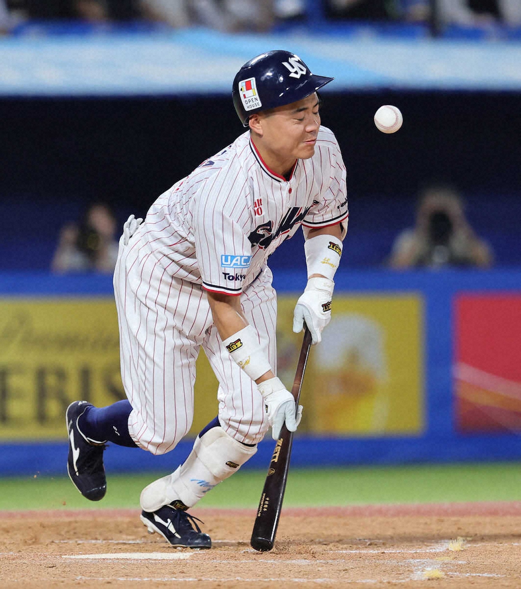 ヤクルト・中村悠平が自打球を顔面に受け、右眼窩骨折と診断される