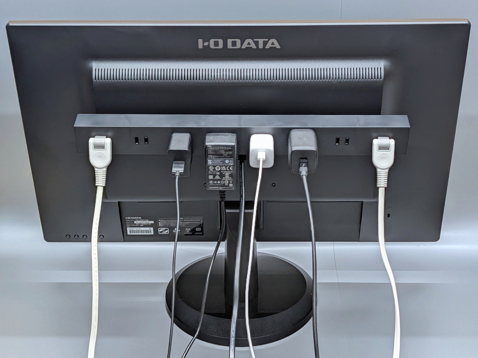 【やじうまミニレビュー】この電源タップ、目からウロコの便利さ。テレビ/モニター裏にこっそり設置可能