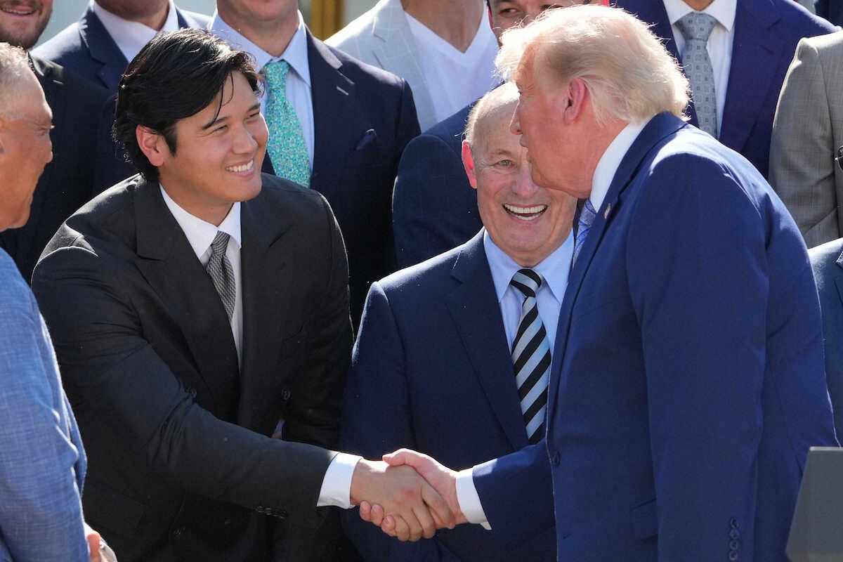 ドジャースがホワイトハウスを訪問、大谷がトランプ氏から称賛を受ける