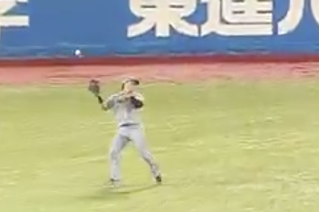 【悲報】レフト前川右京、痛恨のエラーで同点…下村海翔は勝ち投手の権利を得ることなく降板へ